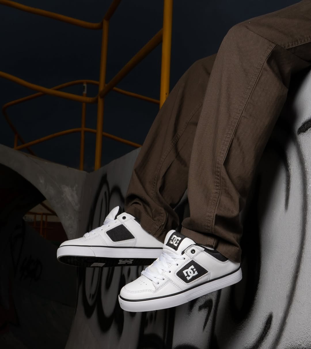 DC PURE BLACK / WHITE